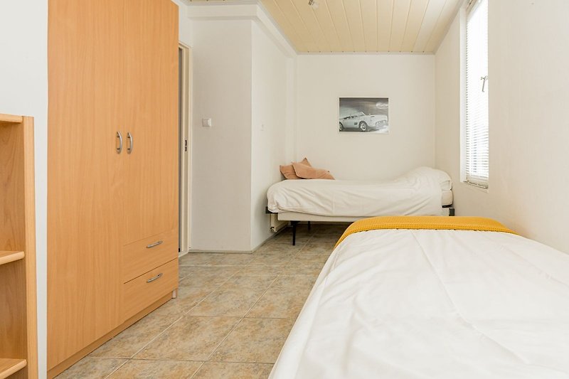 Schlafzimmer 2 mit 2 Einzelbetten und Kleiderschrank