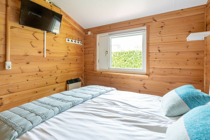 Schlafzimmer 1 mit Doppelbett, Schrank und TV