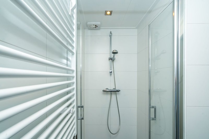 Modernes Badezimmer mit Dusche, Toilette und Badmöbel