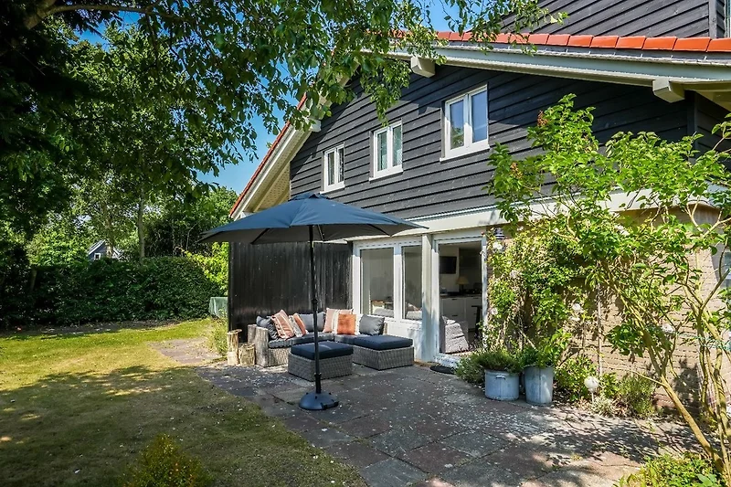 Het prachtige huis met zonnige tuin