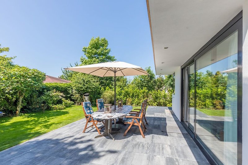 The large, sunny terrace with lots of privacy.