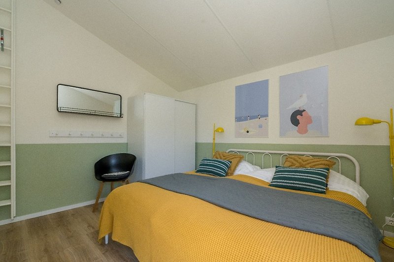 Schlafzimmer 1 mit Doppelbett (1.80x2.00) und Schrank