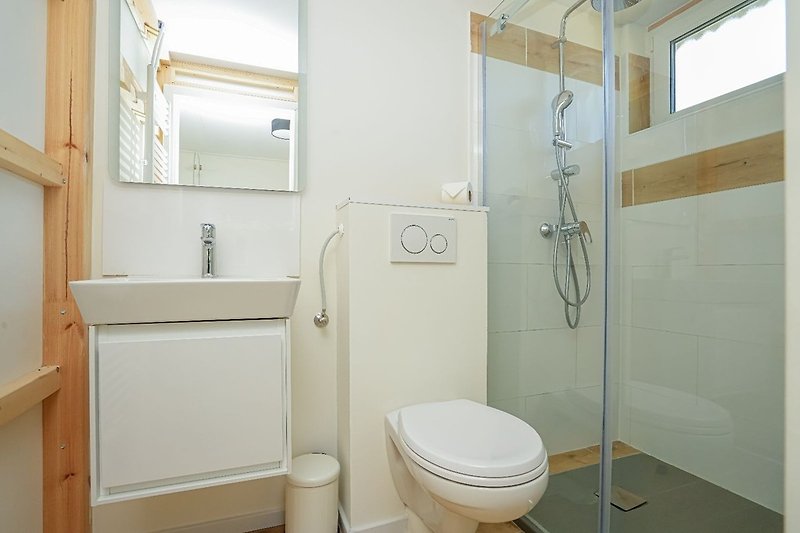 Badezimmer 2 mit Regendusche, Waschbecken und Toilette