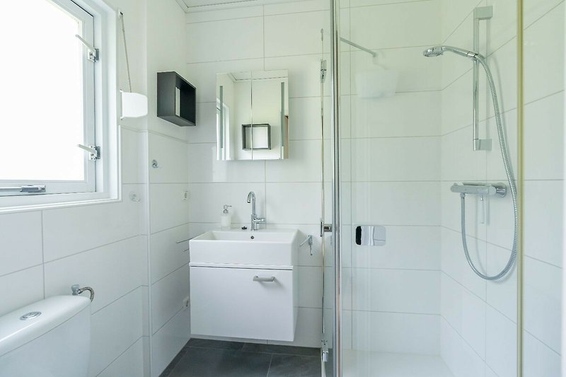 Badezimmer 1 mit Dusche, Waschbecken und Toilette