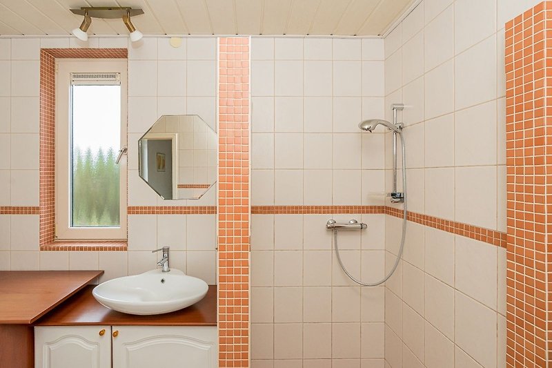 Badezimmer 1 mit Dusche, Toilette und Wasbecken