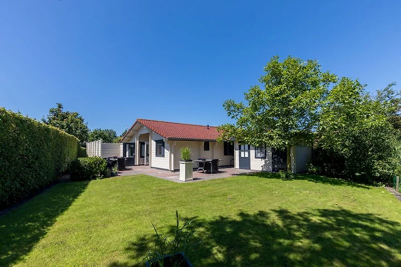 Das wunderschöne Ferienhaus mit sonnigem, eingezäuntem Garten, nur 10 Gehminuten vom Strand