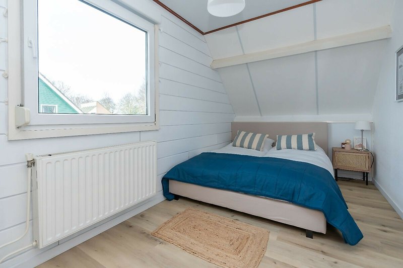 Schlafzimmer 2 mit Doppelbett und Kleiderschrank.