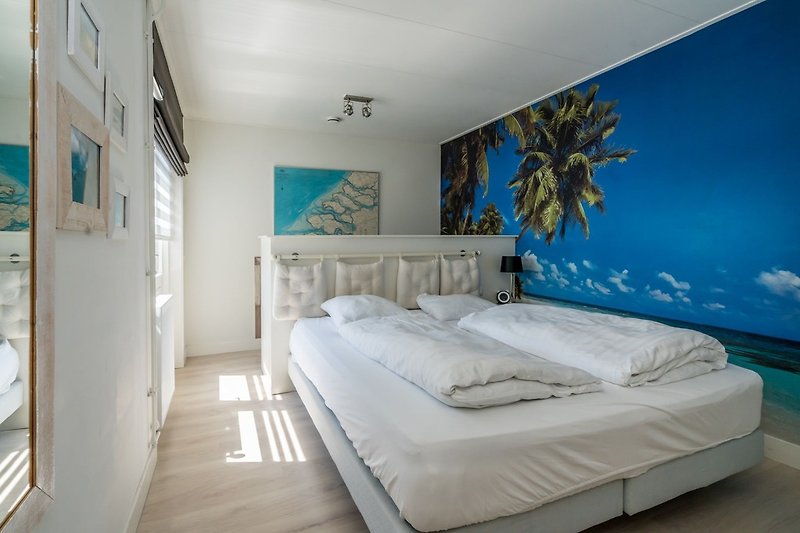Slaapkamer 1 met tweepersoonsbed (180x200) en kledingkast