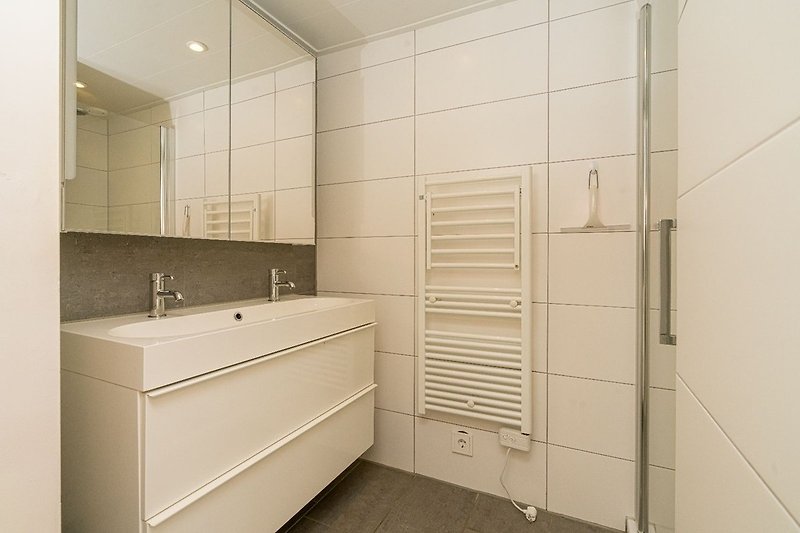 Modernes Badezimmer mit Dusche und Doppelwaschbecken