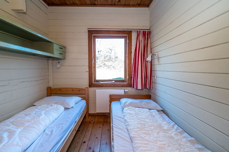 Slaapkamer 2 met 2 eenpersoonsbedden en kledingkast