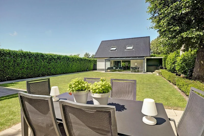 Stilvolles Ferienhaus mit beeindruckendem Wintergarten und großem Garten
