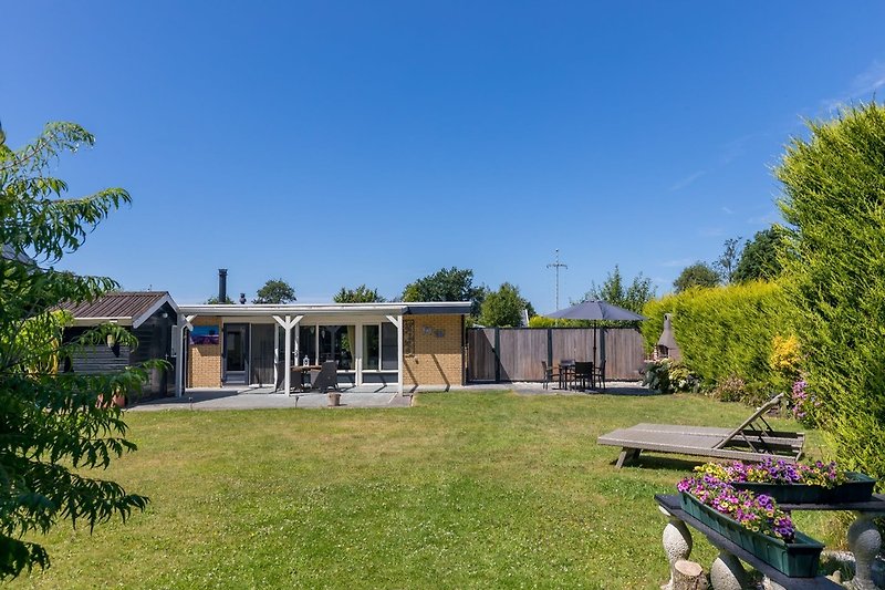 De gezellige bungalow met grote tuin (700 m²!)