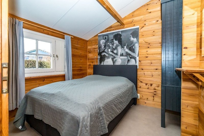 Schlafzimmer 2 mit Doppelbett (140x200) und Schrank