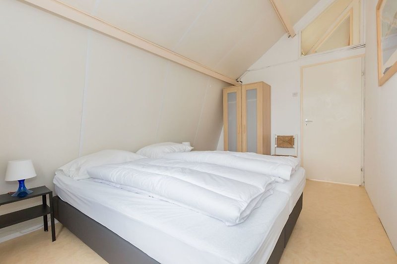 Dormitorio 2 con 2 camas box spring y armario