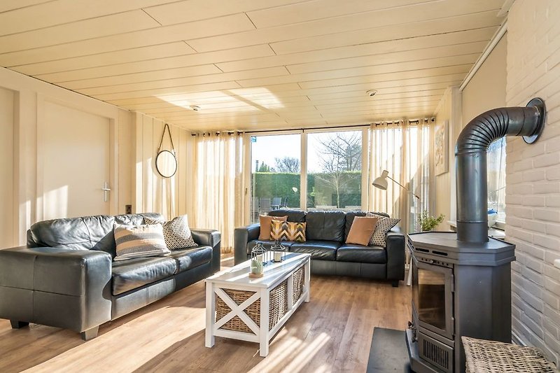 Helles Wohnzimmer mit Sitzecke und Holzkamin