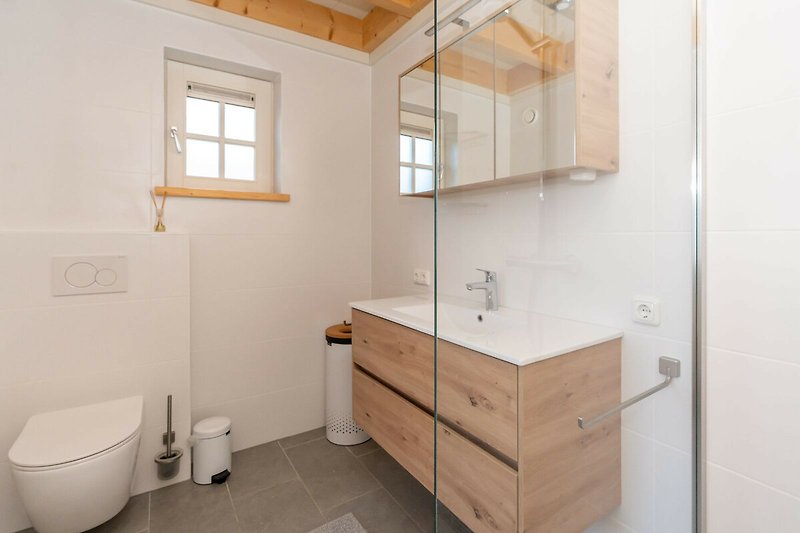 Modernes Badezimmer mit Dusche, Waschbecken und Toilette