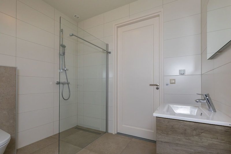 Badezimmer 2 mit Dusche, Badmöbel und Toilette