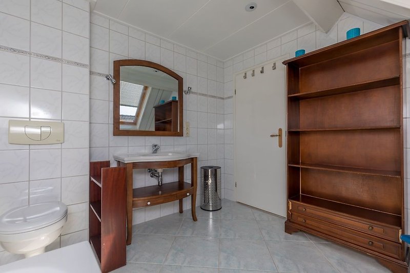 1. Etage: Badewanne, Waschbecken und Toilette