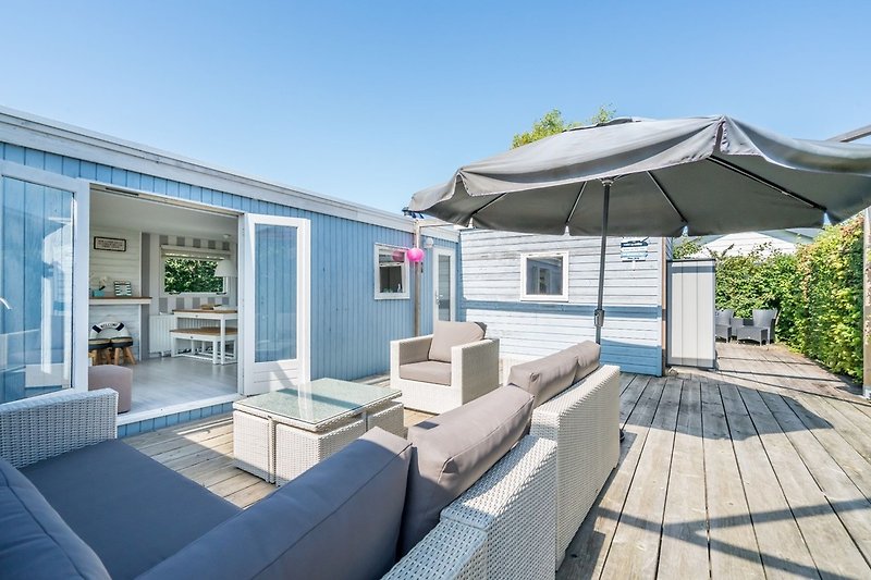 Die große, sonnige Terrasse mit Lounge-Ecke