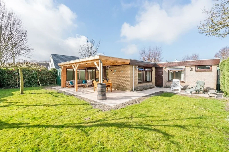 Der gemütliche Bungalow mit Veranda und sonnigem Garten