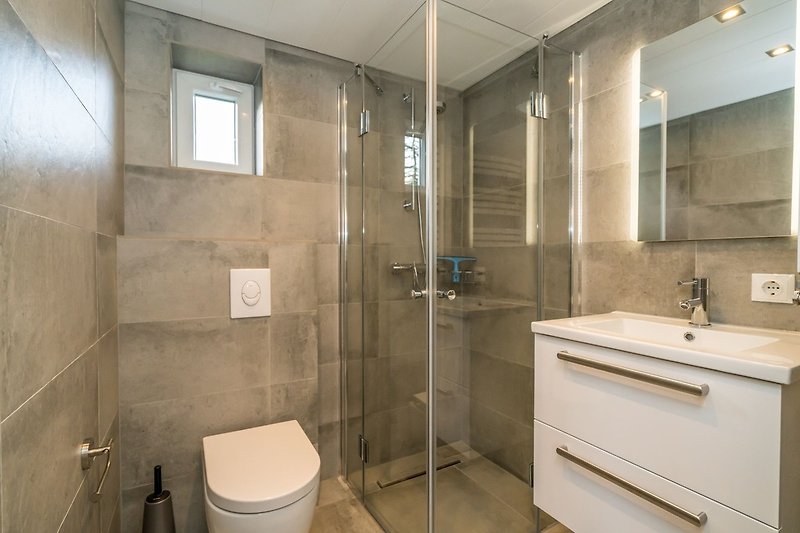 Badkamer 1 met douche, wastafel en toilet