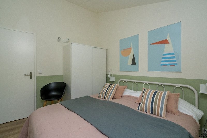 Schlafzimmer 2 mit Doppelbett (1.60x2.00) und Schrank