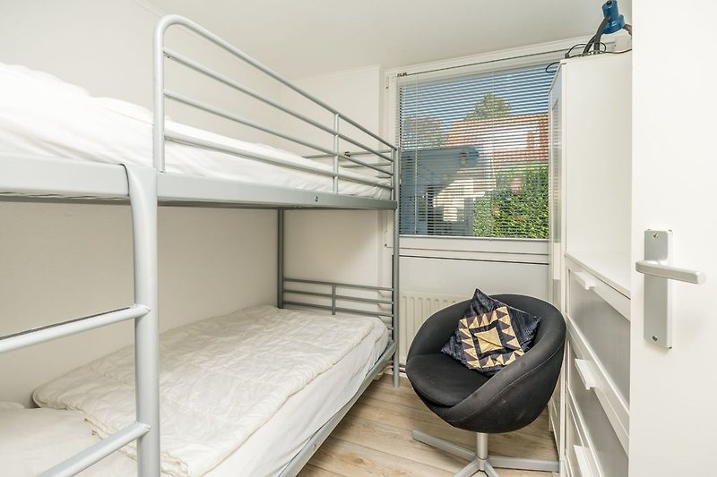 Slaapkamer 2 met stapelbed en kledingkast