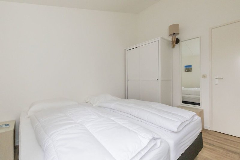 Schlafzimmer 2 mit Boxspringbetten und Kleiderschrank