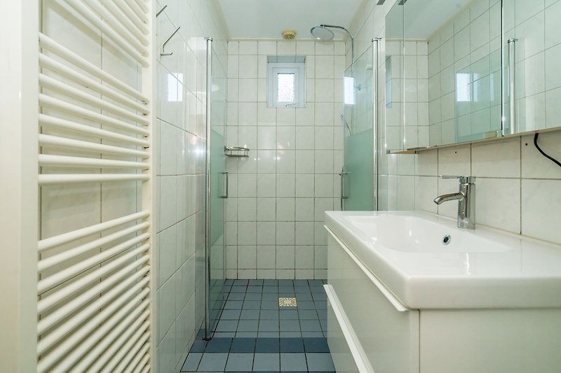 De moderne badkamer met douche en wastafel