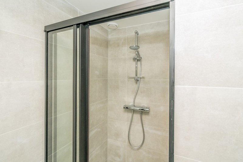 De moderne badkamer met douche en wastafel