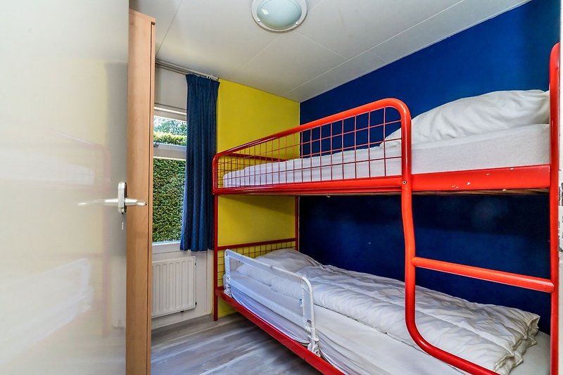 Slaapkamer 3 met stapelbed en kledingkast