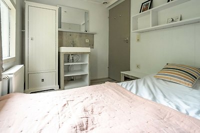 Schlafzimmer 1 mit Doppelbett und Waschbecken
