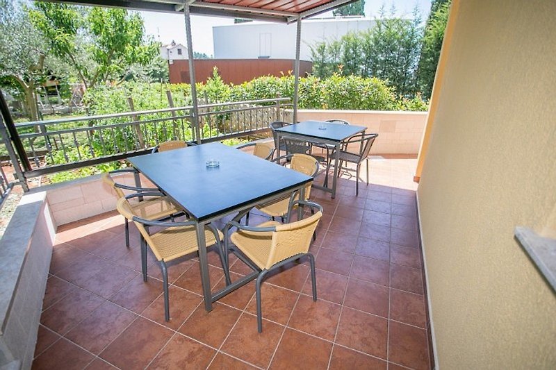 Terrasse mit Esstisch