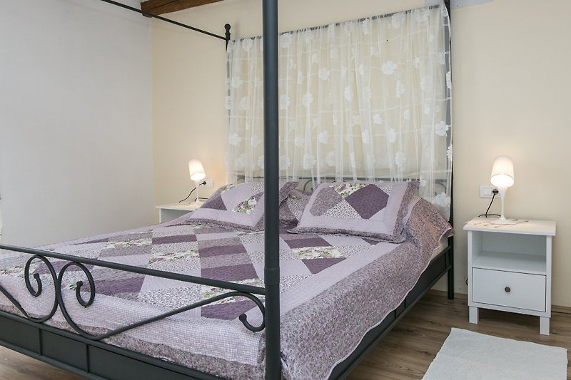 Schlafzimmer 1