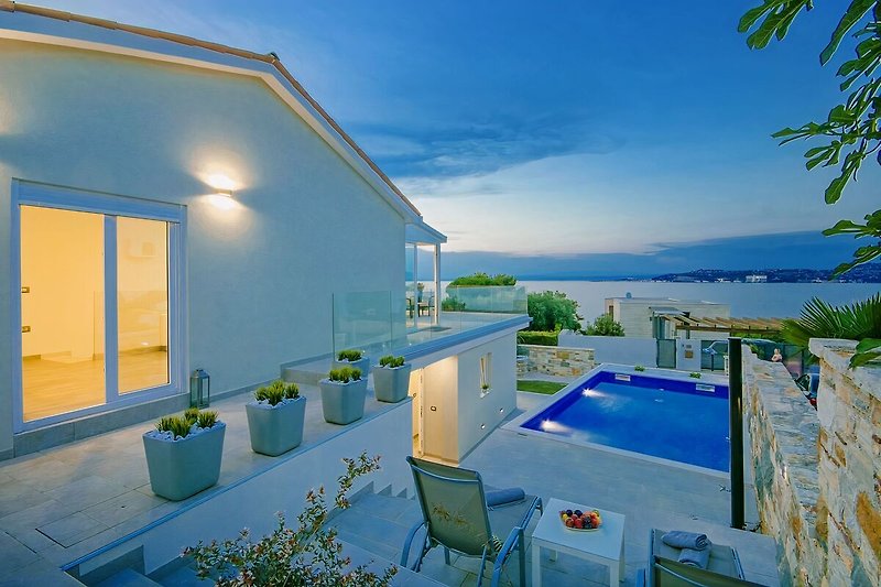 Außenansicht an Villa Aurora mit Pool