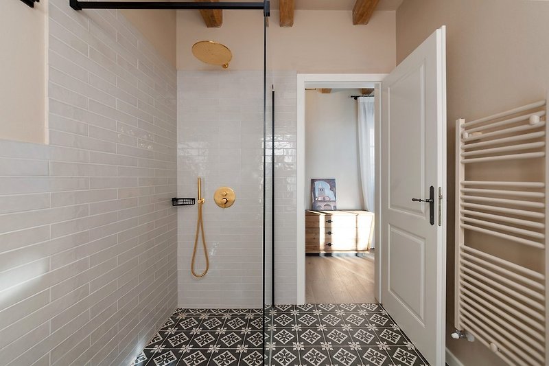 Badezimmer mit Dusche