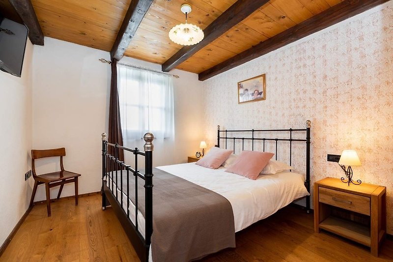 Schlafzimmer mit Doppelbett