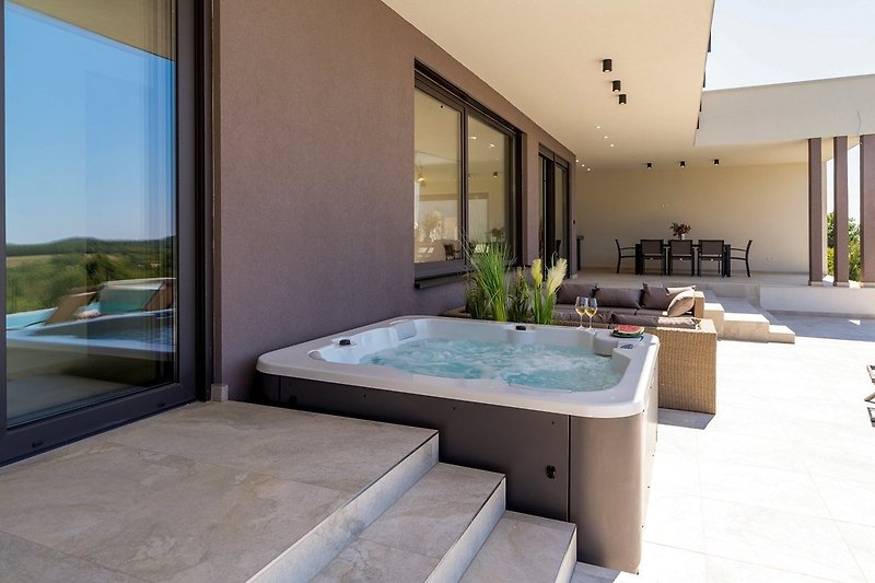 Terrasse mit Whirpool und sitzgarnitur
