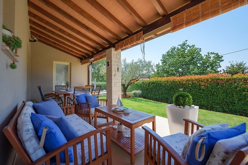 Terrasse mit Gartenmöbel