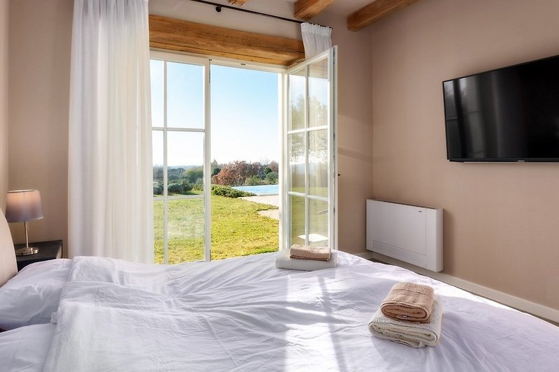 Schlafzimmer mit Doppelbett und Terrasseausgang