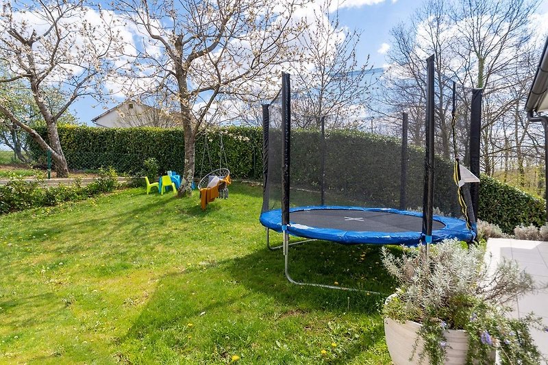 Trampolin im Garten