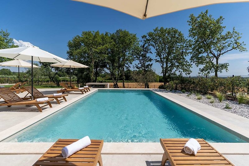 Sonnenliegen beim Pool