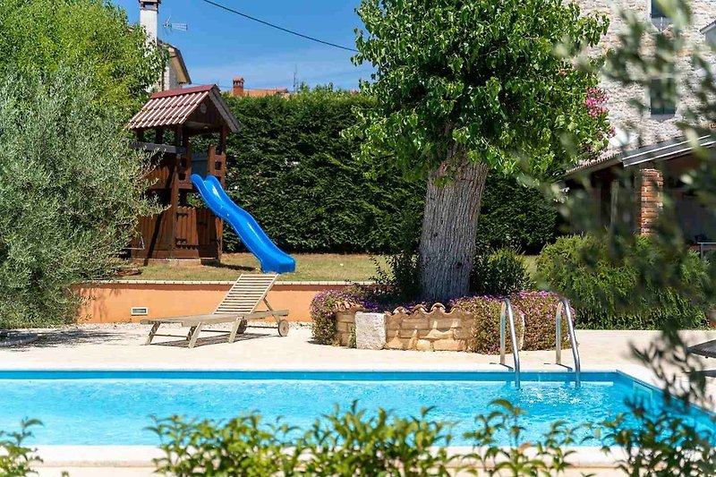 Pool mit Sonnenliegen