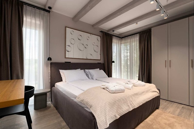 Schlafzimmer mit Doppelbett