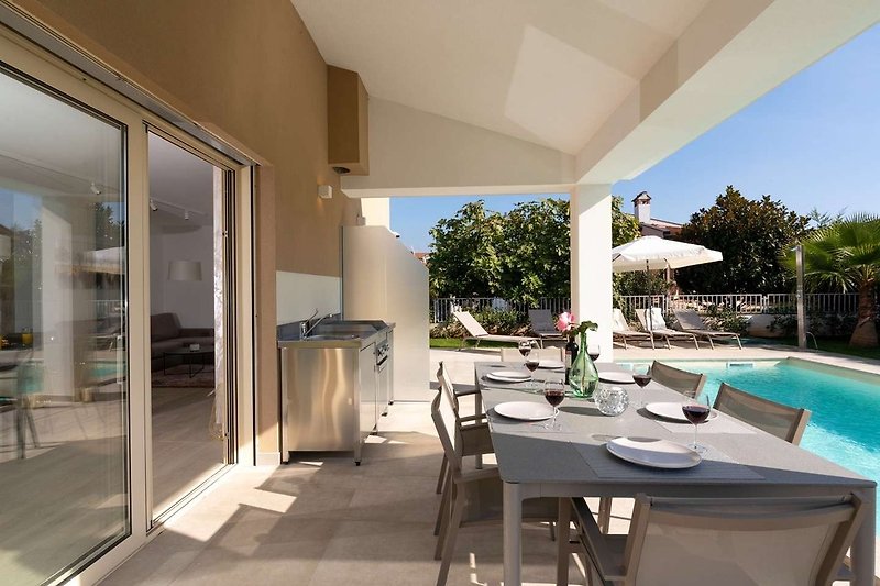 Terrasse mit Esstisch
