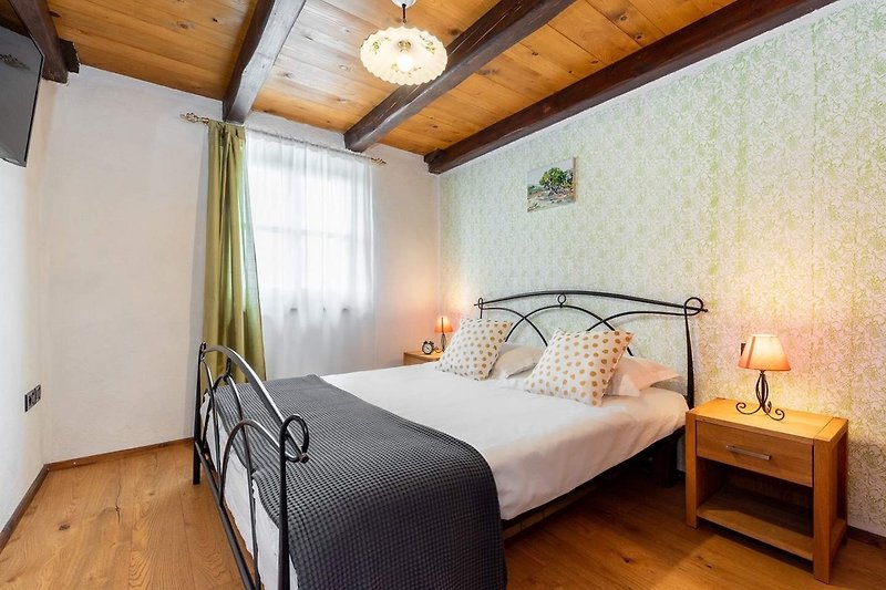 Schlafzimmer mit Doppelbett