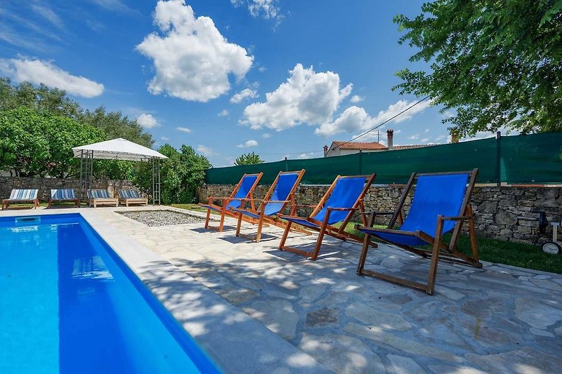 Pool mit Sonnenliegen