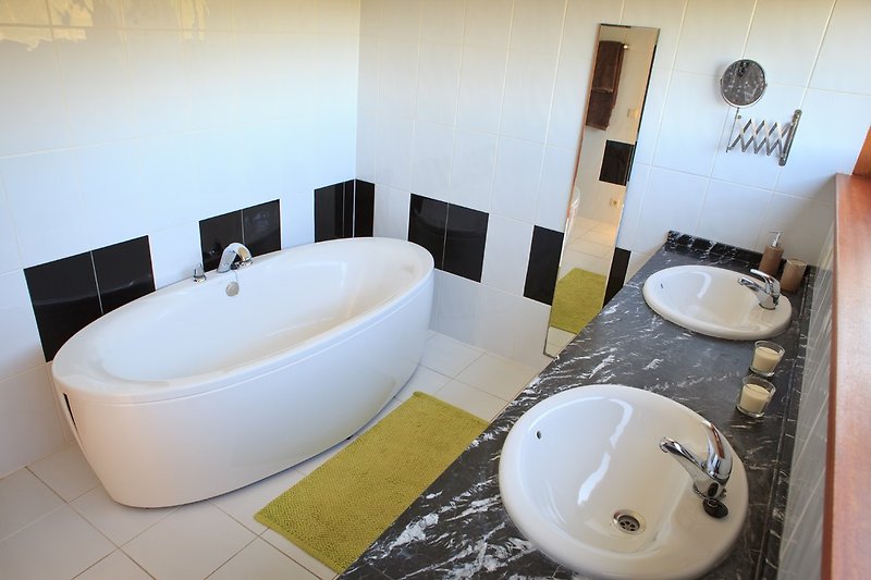 Tolles Hauptbadezimmer mit luxuriöser, begehbarer Dusche von 1 m 80 und unvergesslichem Bergblick