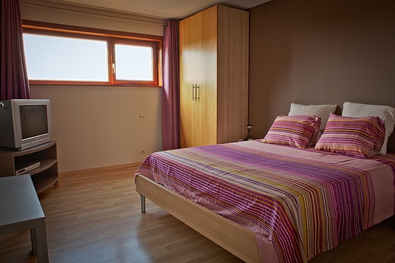 Gästehaus Hauptschlafzimmer, viel Platz und bei klarem Wetter kann man sogar den Ebro sehen!