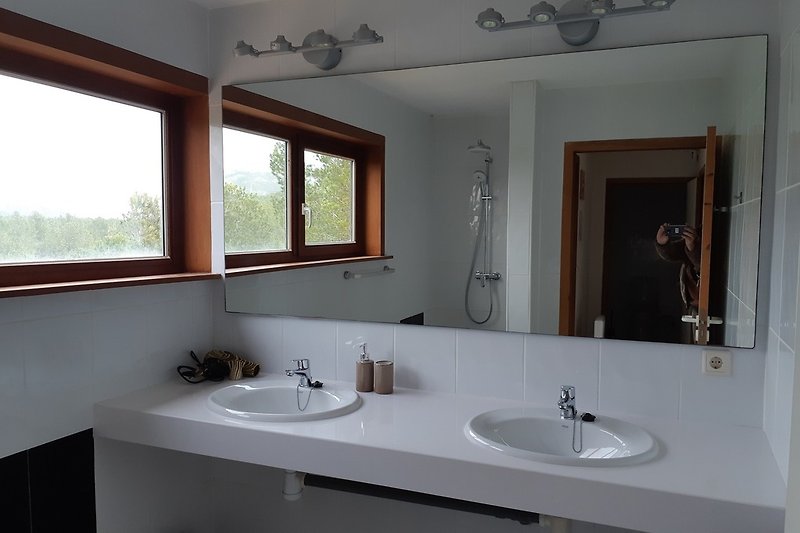 Gästehaus luxuriöses geräumiges helles Badezimmer mit schöner Aussicht, von der Sie nicht genug bekommen können (separates WC)